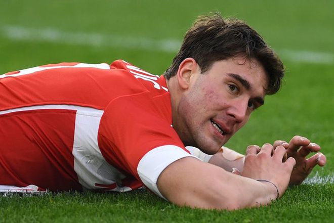 挥舞着旗帜 挥舞着旗帜